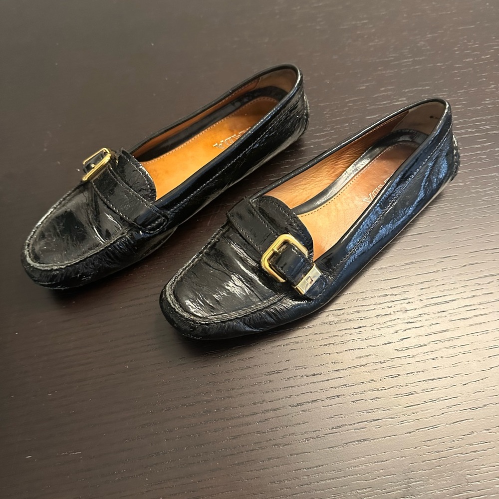 PRADA WOMENS BLACK PATENT LEATHER FLATS / LOAFERS SZ 37